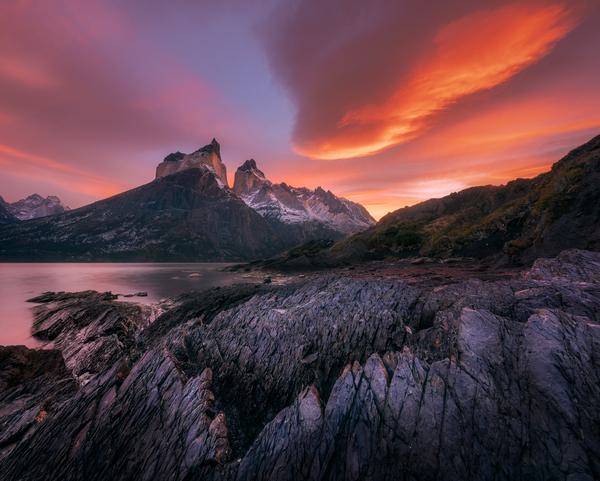 Amanecer en los Cuernos — Torres del Paine, Patagonia