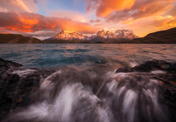 Amanecer en el Pehoé — Lago Pehoé, Torres del Paine